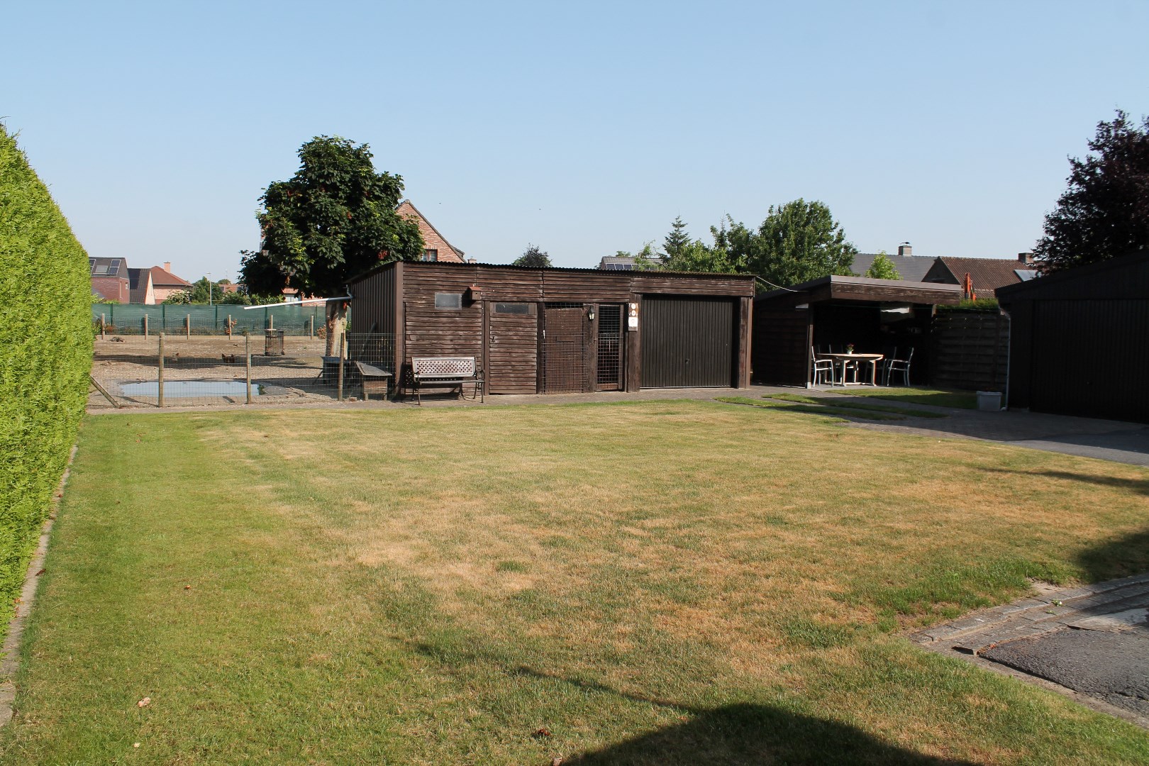 Grote en stevige woning, met garages, bergruimte en tuin op 1.324m² 