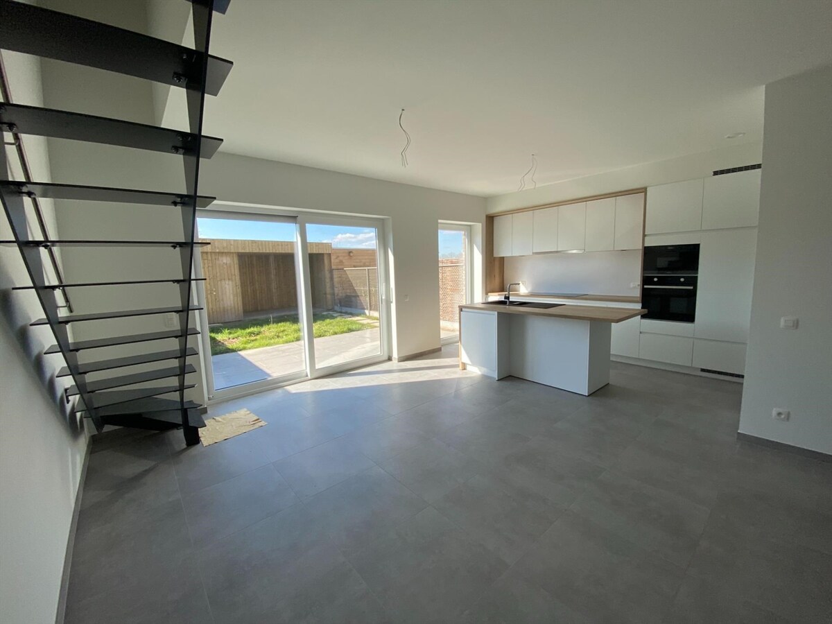 Uitstekend gelegen nieuwbouwwoning met autostaanplaats en fietsenberging 