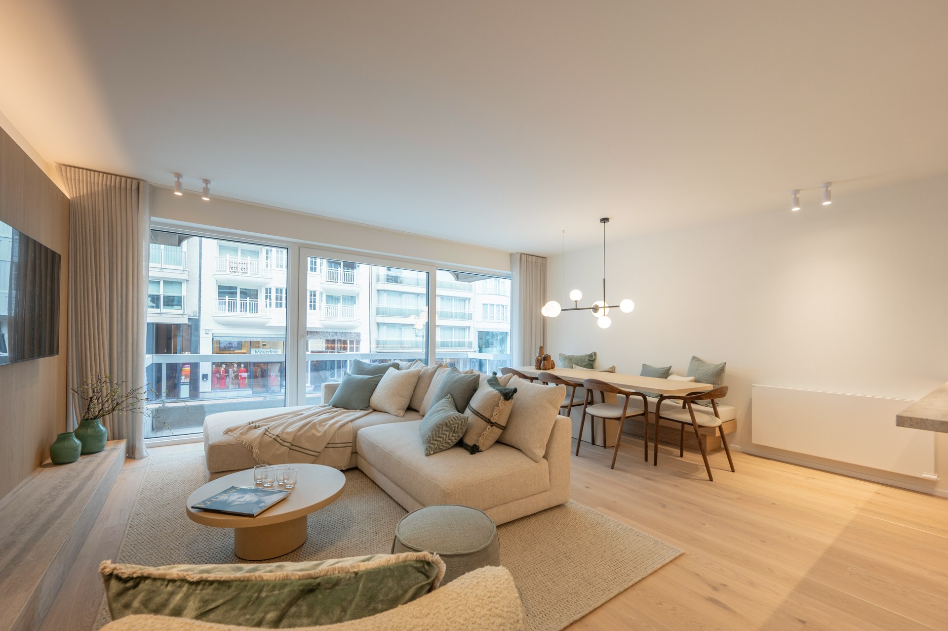 Prachtig gerenoveerd appartement met 3 slaapkamers centraal gelegen op de Lippenslaan te Knokke. 
