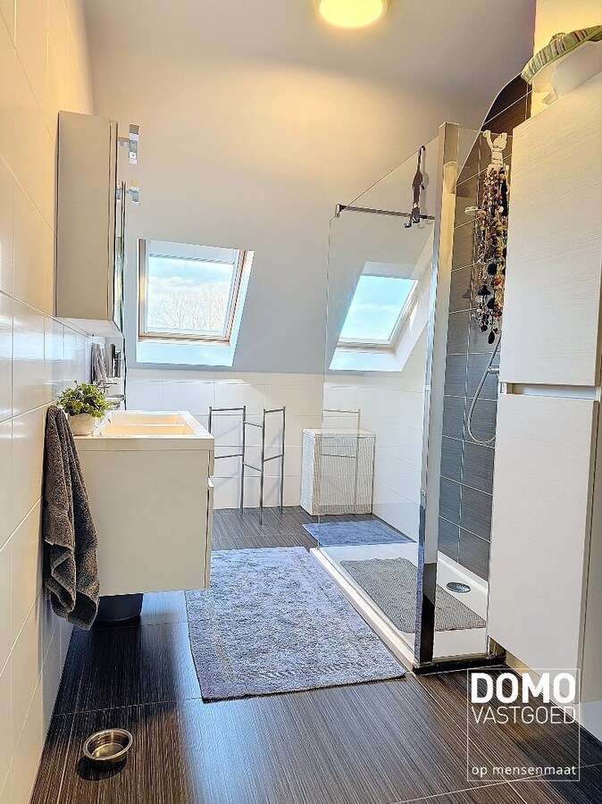 Luxe duplex appartement met inpandig terras, lift en garagebox, gelegen in het centrum van Alken - energielabel A. 