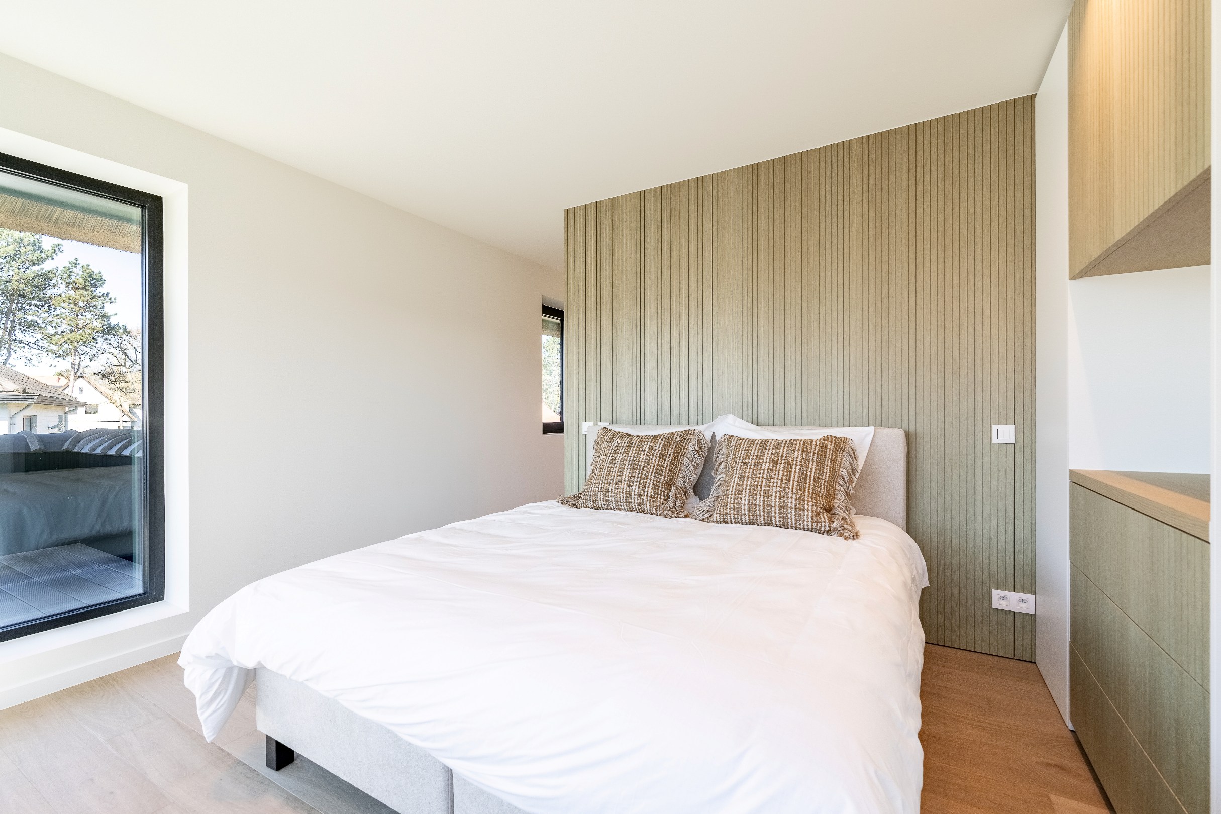 Indrukwekkende nieuwbouwvilla in hartje Zoute op enkele passen van de golf te Knokke. 