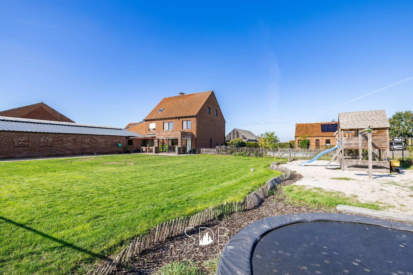 Hedendaagse woning met hippische accommodatie op 17.782m² 