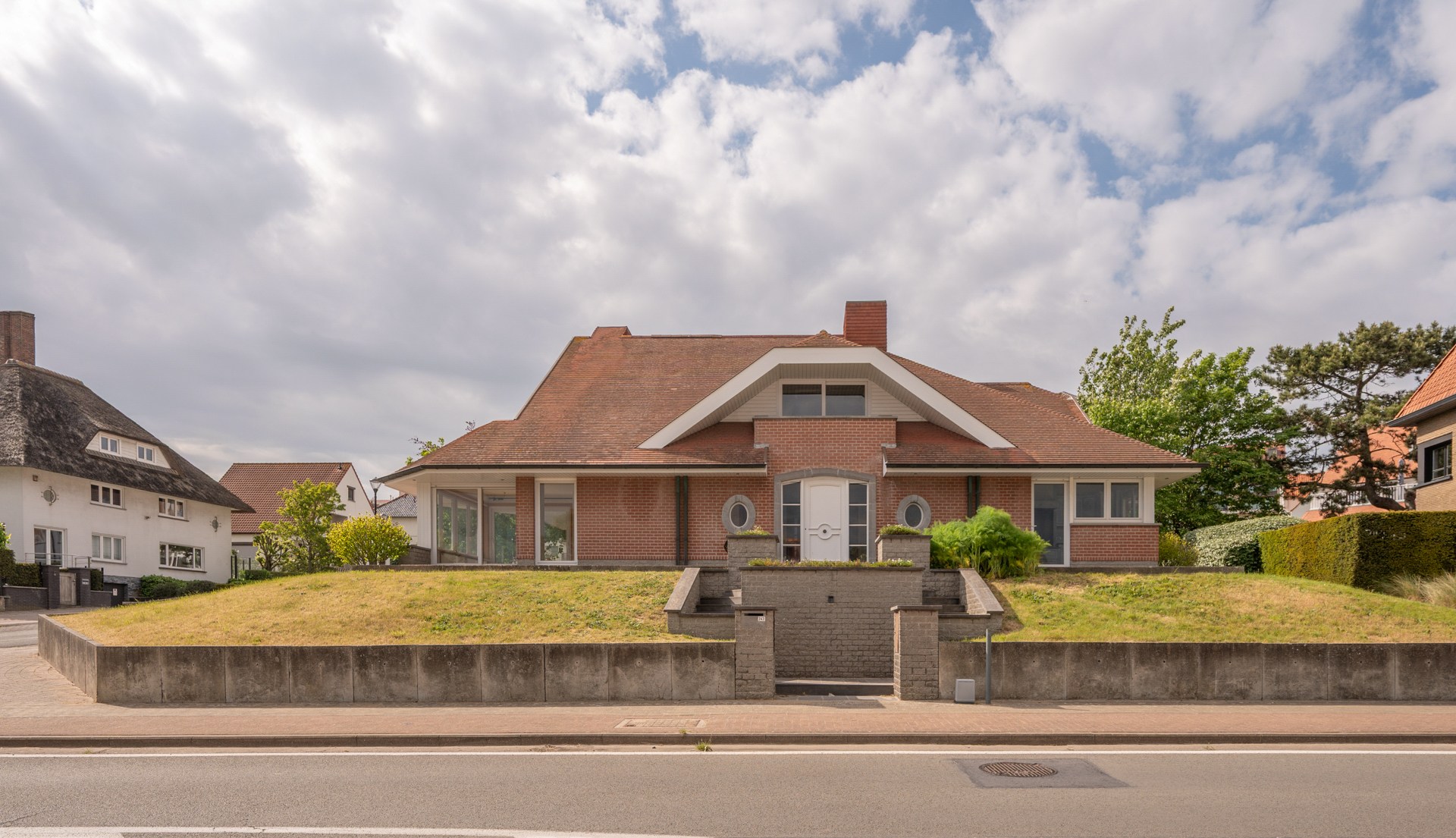 Ontdek deze karaktervolle villa, rustig gelegen in het gegeerde Duinbergen, op wandelafstand van het strand (incl. zeer ruime dubbele inpandige garage) 