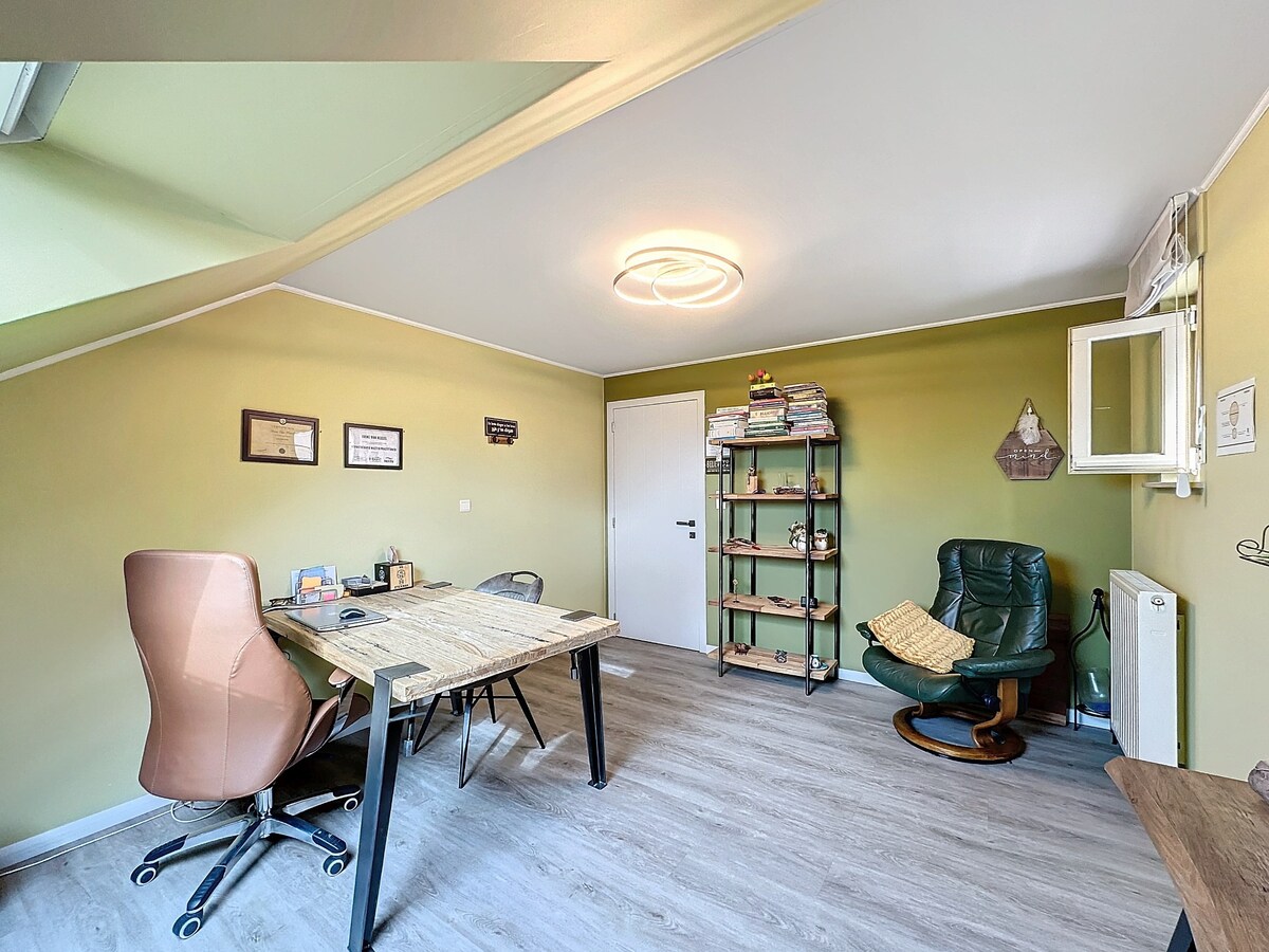 Deze woning is gelegen in Kaulille, een deelgemeente van Bocholt, in een doodlopende straat met een gezellig pleintje. 