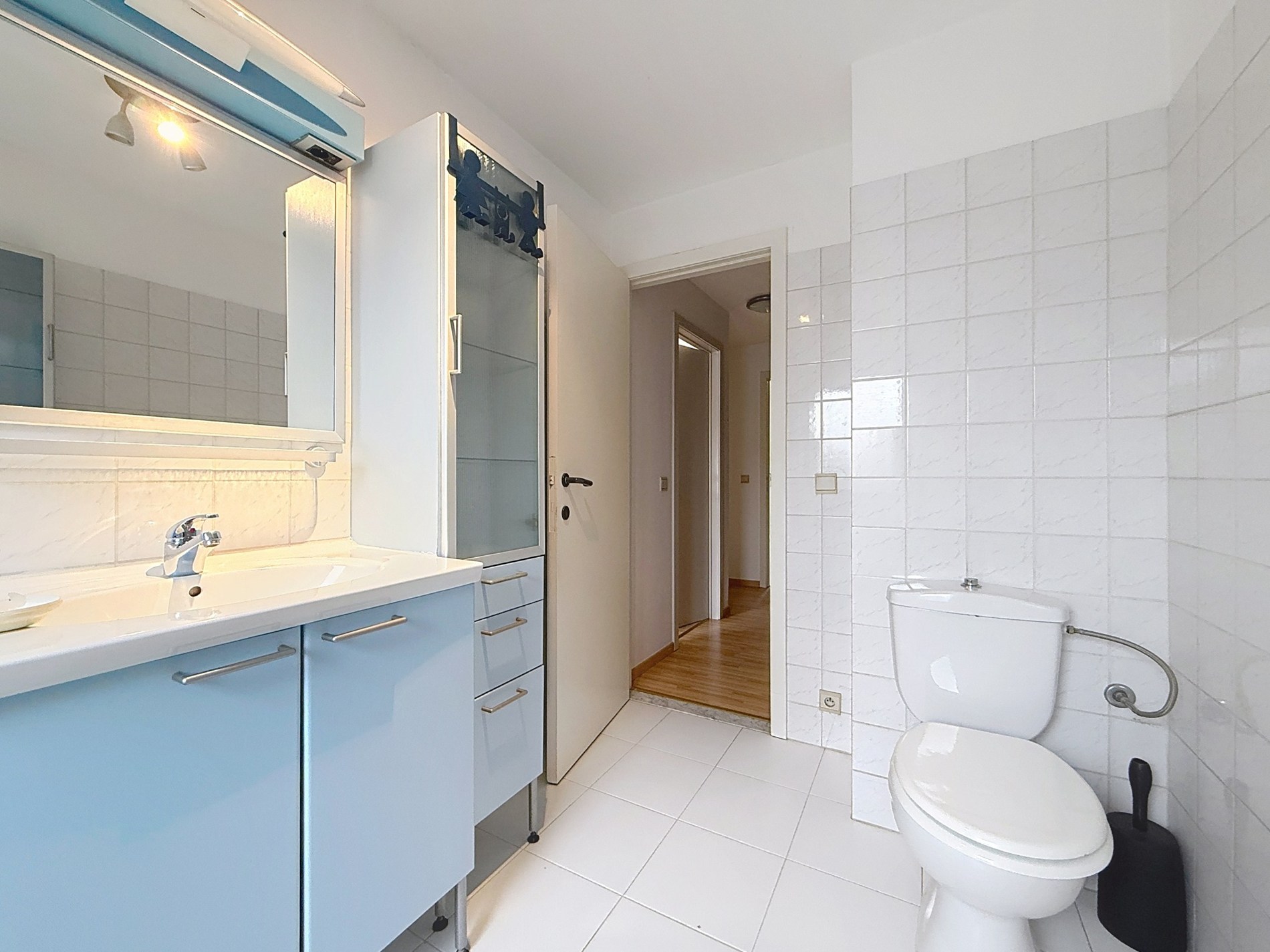 Central gelegen rijwoning in oud-Knokke, op een  centrale locatie, nabij de supermarkten, school, sportcomplex en enkele meters van de Lippenslaan en het openbaar vervoer. 