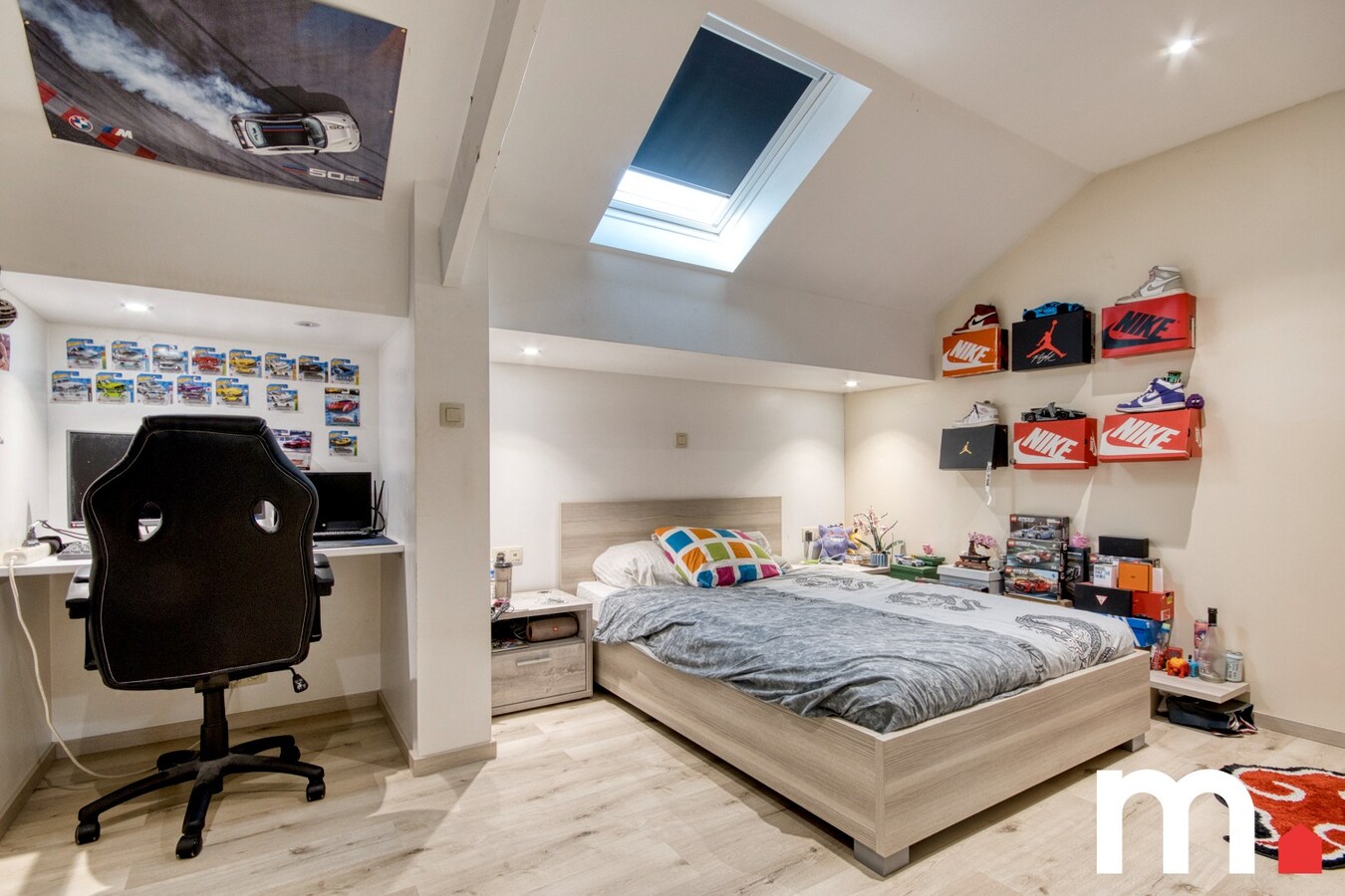 Gerenoveerd centraal gelegen woonst met praktijkruimte te Moorsele ! 