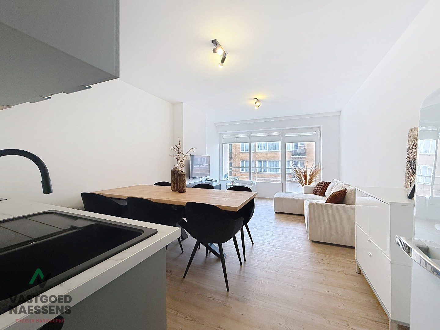 GERENOVEERDE STUDIO MET ZIJDELINGS ZICHT OP ZEE 