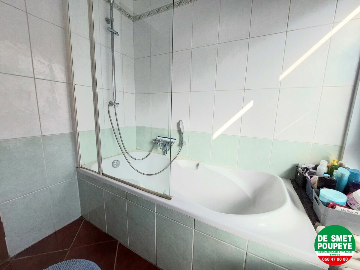 Halfopen woning met  5 slaapkamers en 2 garages 