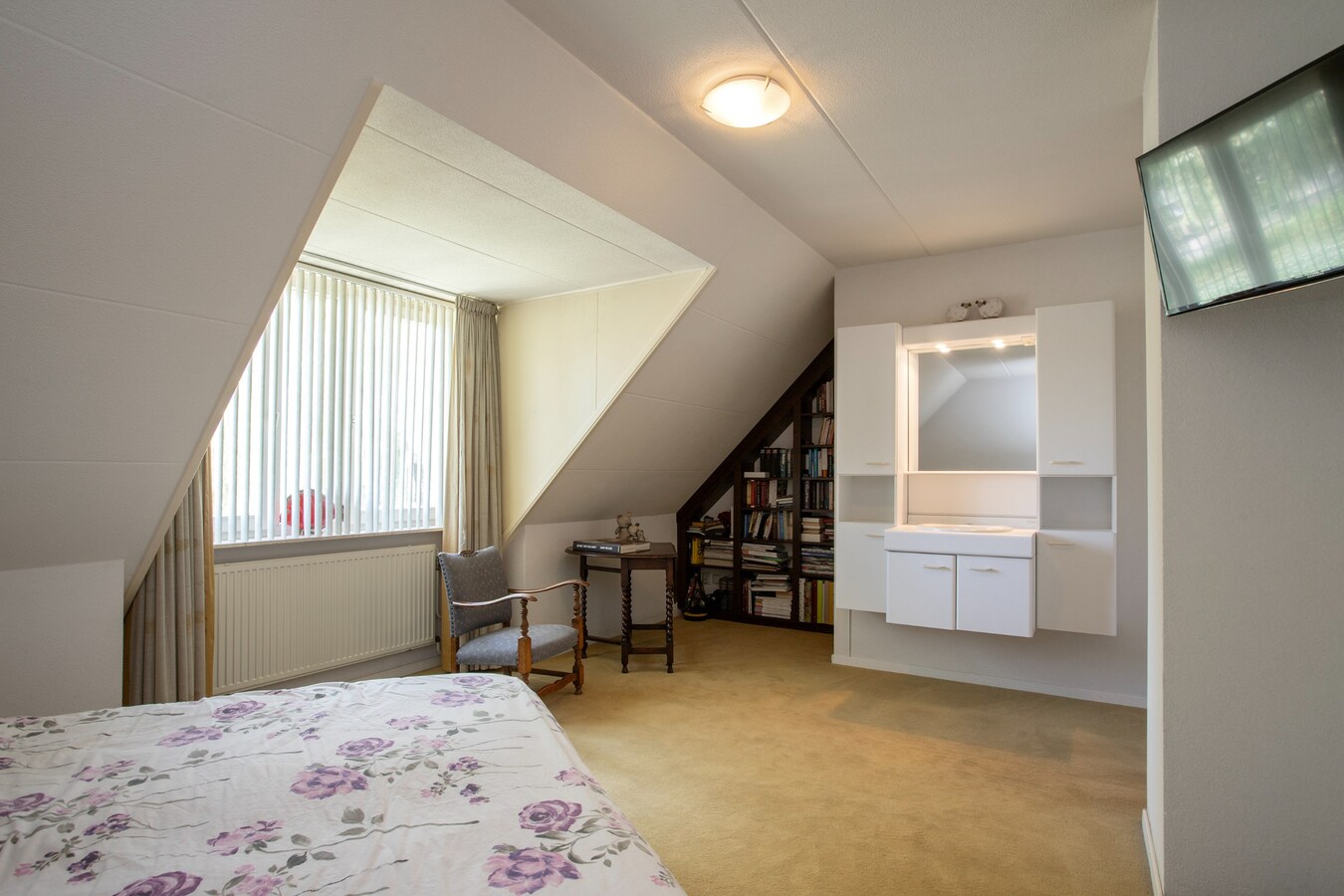 Degelijk gebouwde en perfect onderhouden vrijstaand-geschakelde gezinswoning aan ‘De Lovensbroek’. 