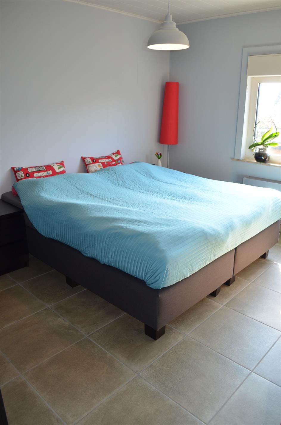 Gerenoveerde gezinswoning met  3 slpks, garage en tuin goed gelegen te Evergem 