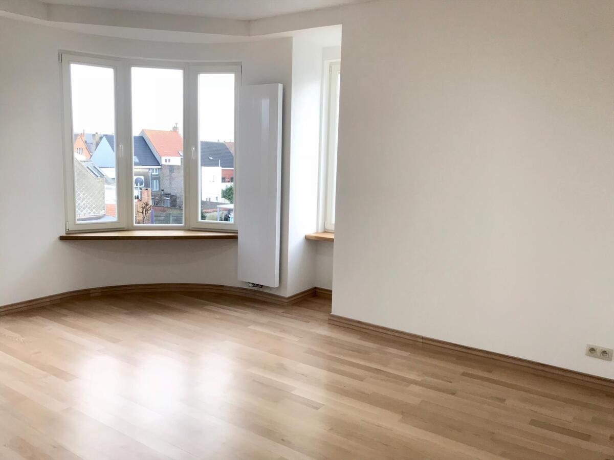 COMPLEET GERENOVEERD 3SLAAPKAMER HOEK-APPARTEMENT 