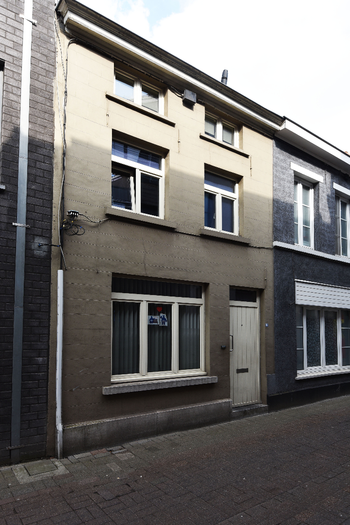 Gerenoveerde rijwoning met 2 slpks te centrum Eeklo 