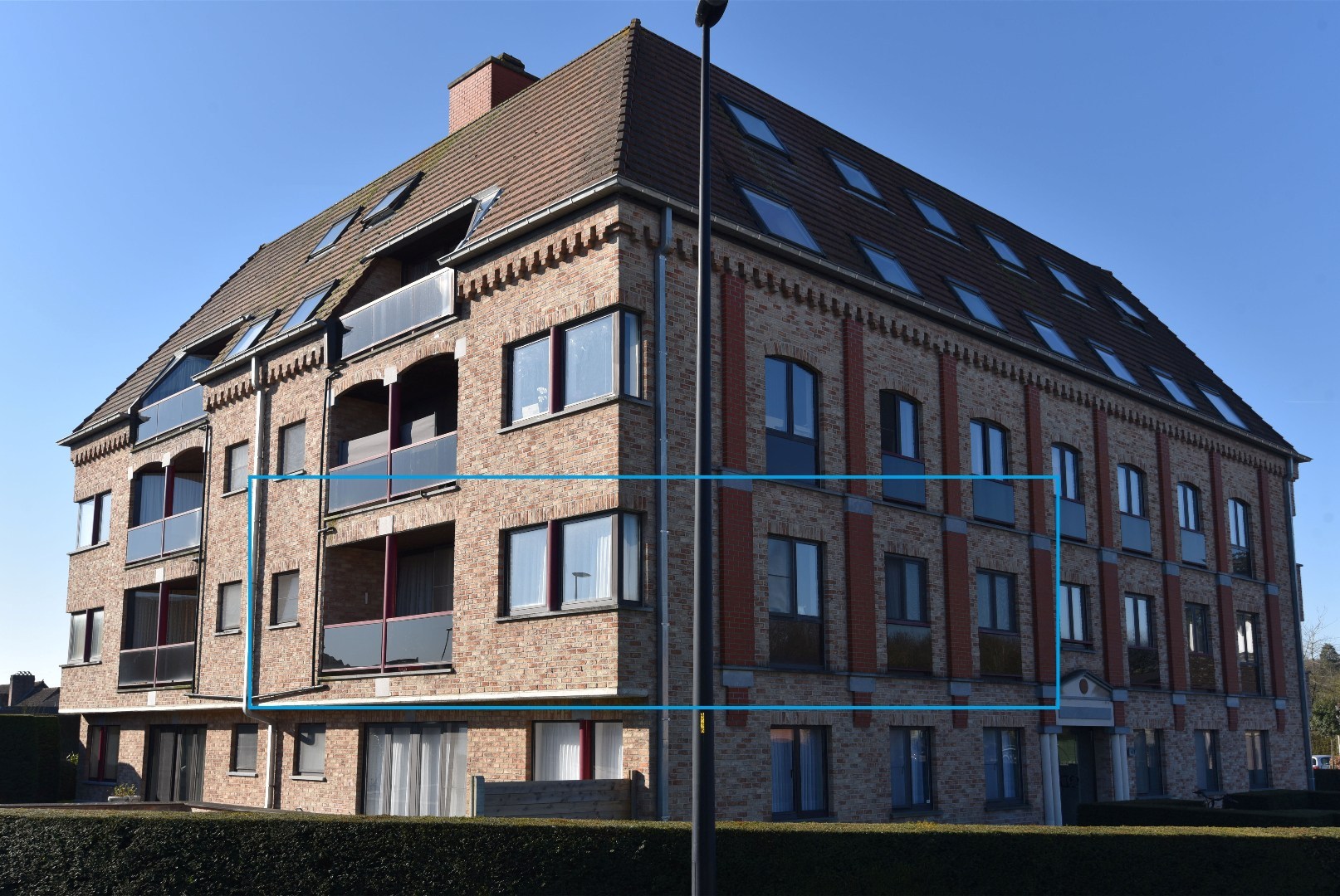 Ruim appartement met 2 slpks en ondergrondse autostaanplaats 