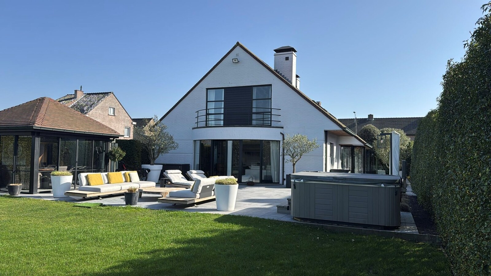 Stijlvolle alleenstaande villa met luxueus interieur en vier slaapkamers te Roeselare 