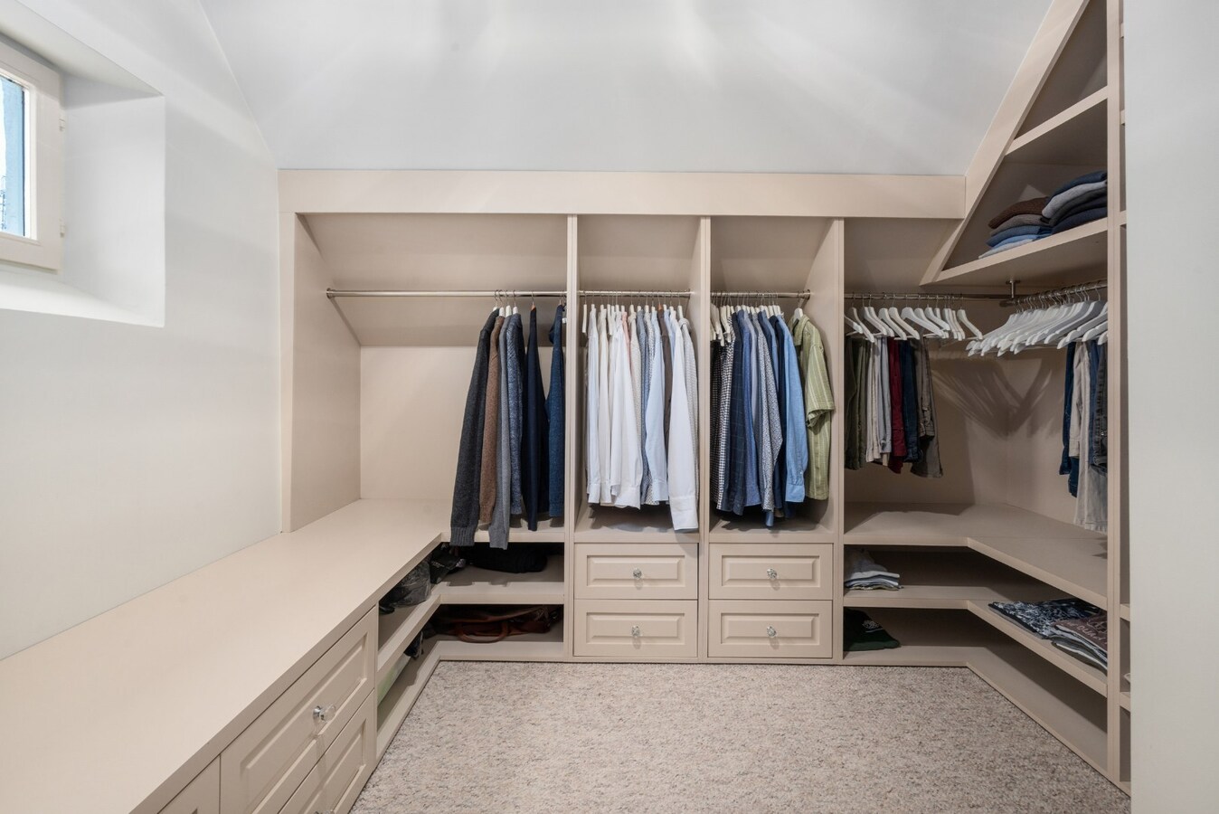 Uiterst charmante halfopen bebouwing met weidse zichten op een perceel van 2012m² 