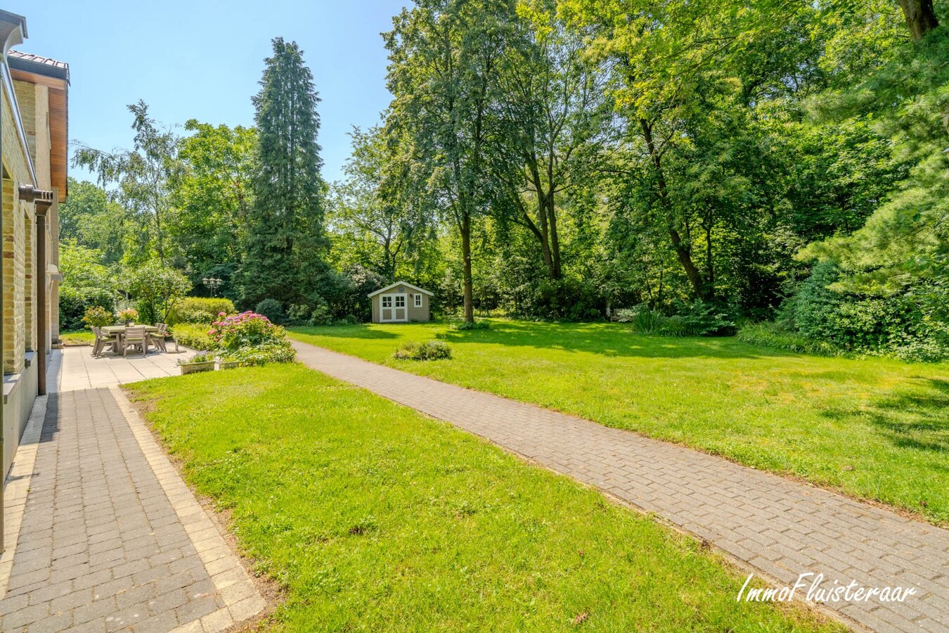 Exclusief eigendom met twee volwaardige, zelfstandige villa-woningen, een conciërgeverblijf en luxueuze paardenfaciliteiten op ruim 2 ha te Brasschaat 