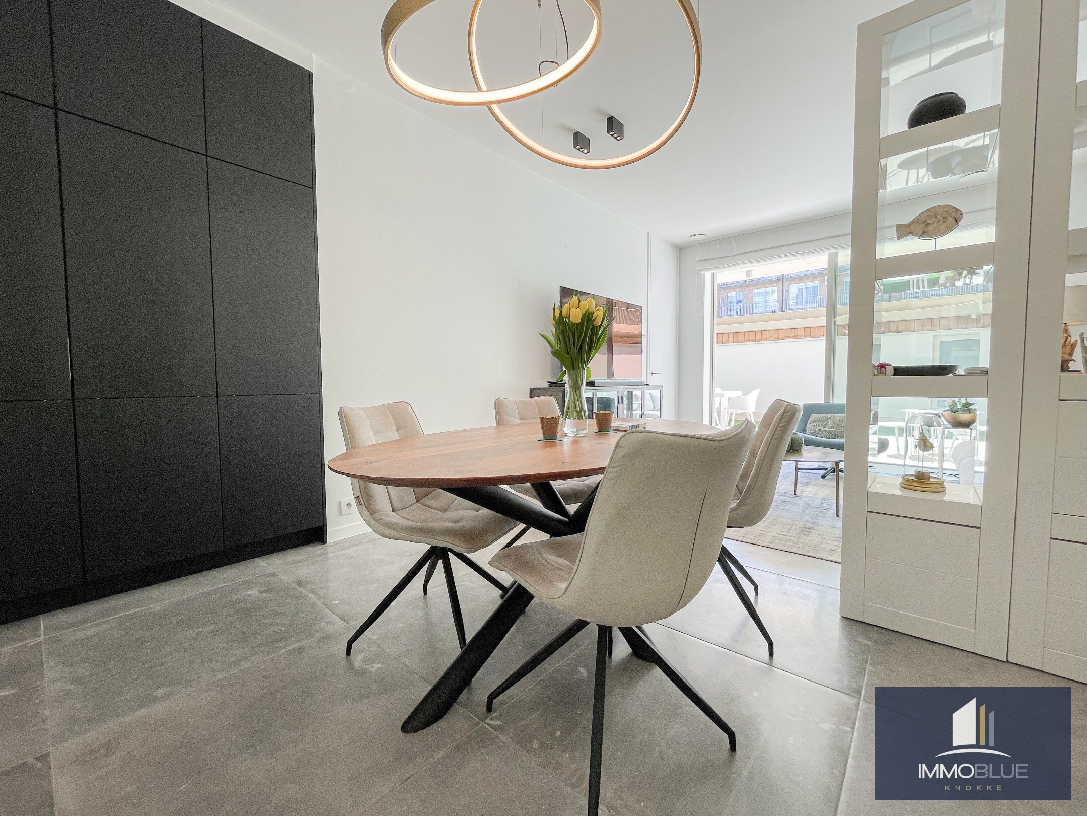 Subliem, luxueus tuinappartement met dubbele garage, rustig gelegen in een standingvolle residentie. 