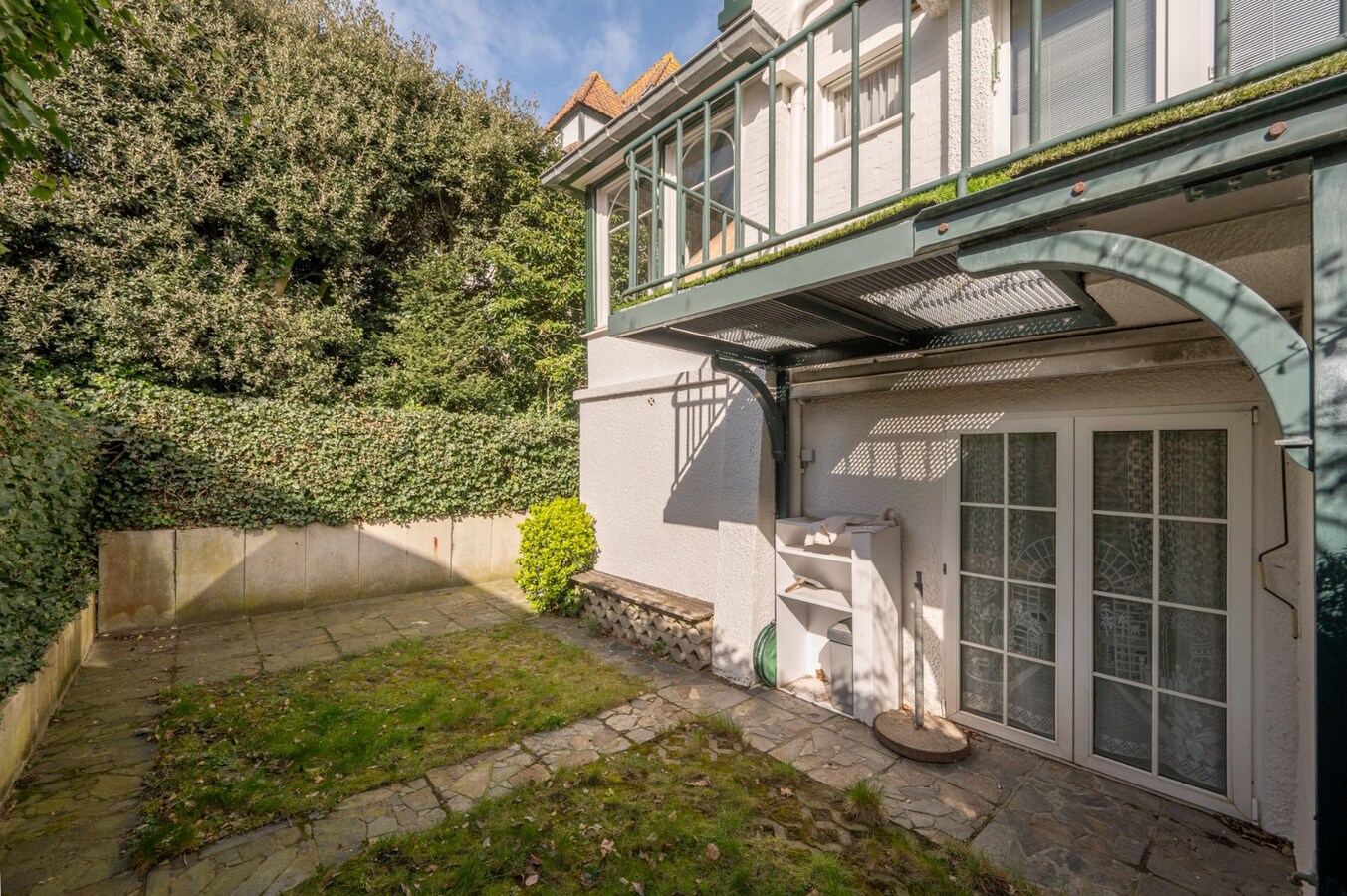 Villa in eclectische stijl met garage en staanplaatsen in het hart van Duinbergen 