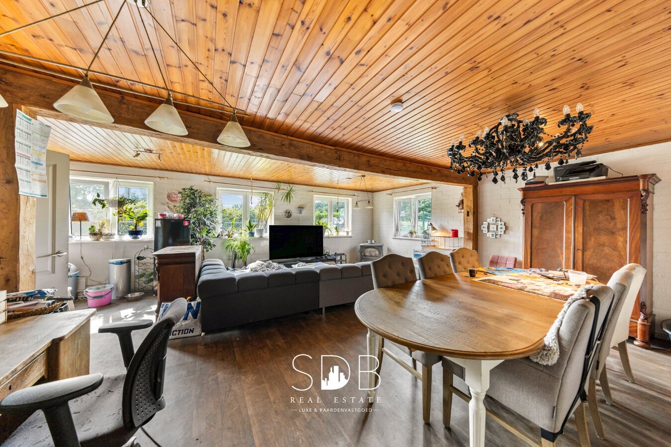 Boerderij met paardenfaciliteiten en graslanden op 14.490m² 