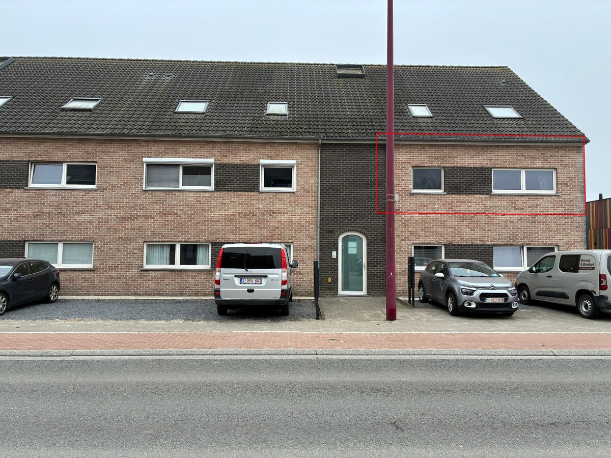 Ruim 2 slaapkamer appartement mét garage 