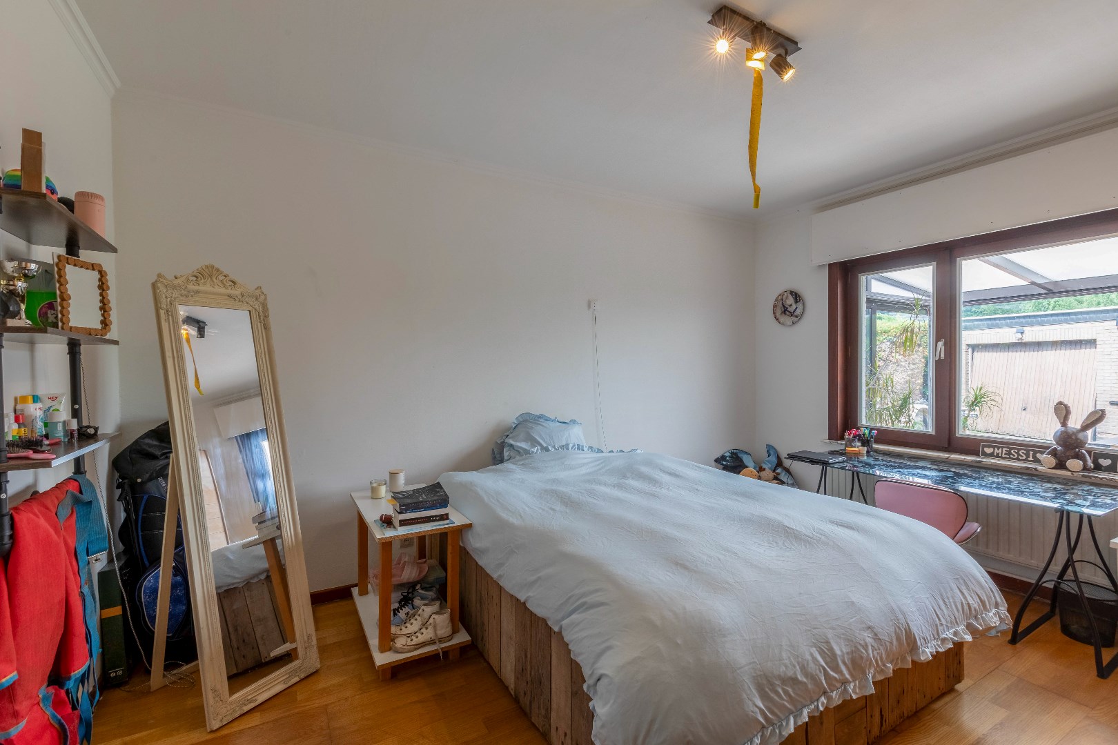 Op te frissen woning te Drongen 