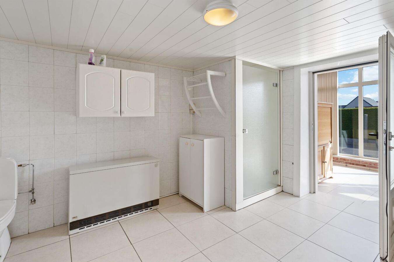 Vrijstaande woning met verwarmd zwembad op ruim perceel van 1813 m² 