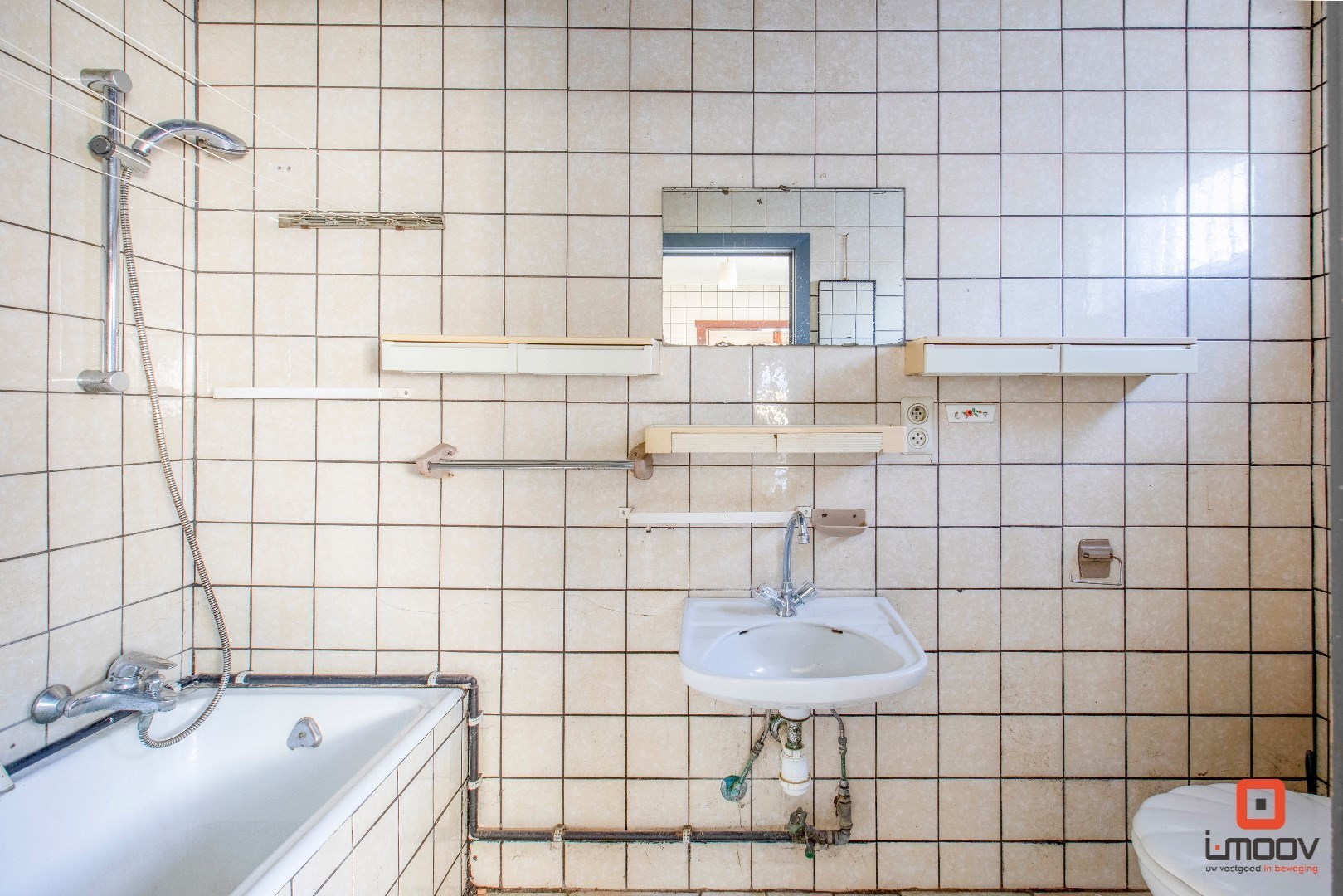 Te renoveren halfopen woning met unieke locatie 