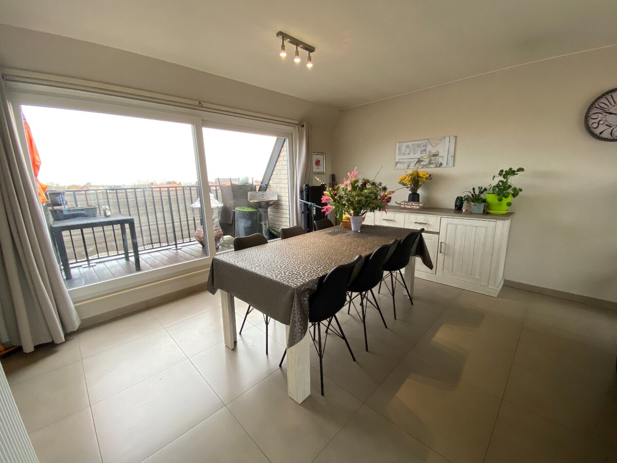 In het centrum gelegen dakappartement met 2 zonneterrassen te Koekelare 