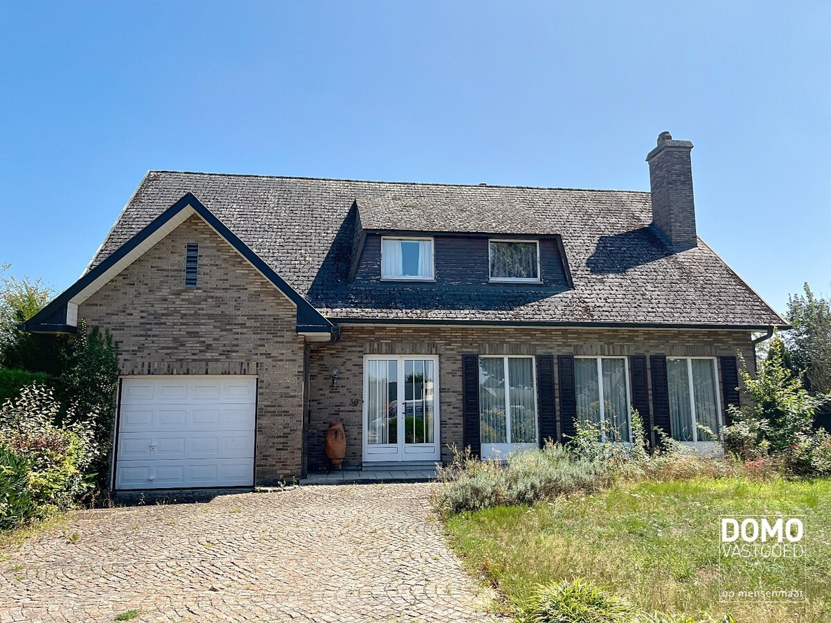 KARAKTERVOLLE, RUIME WONING MET 4 SLAAPKAMERS EN ZONNIGE TUIN TE STOKROOIE 