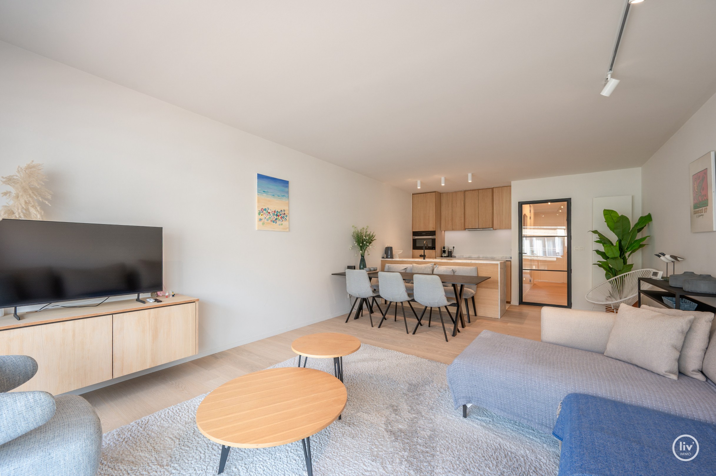 Appartement élégamment rénové avec deux chambres et deux terrasses, situé au centre de Knokke. 