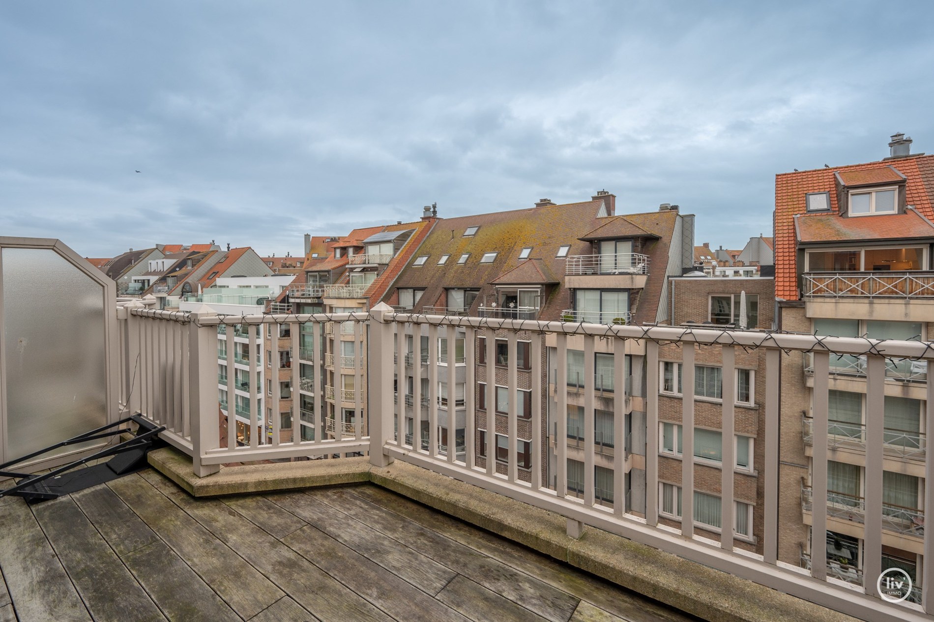 Prachtig gerenoveerd duplexappartement, ideaal gelegen vlakbij de Heilig Hartkerk in het hart van Knokke. 