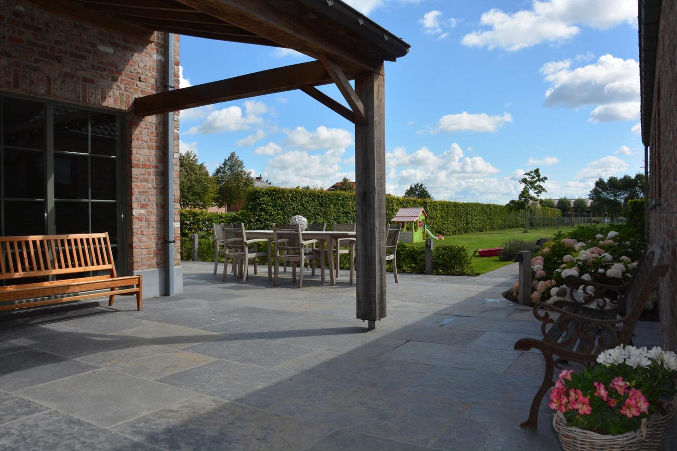 Prachtige recente villa met bijgebouw 