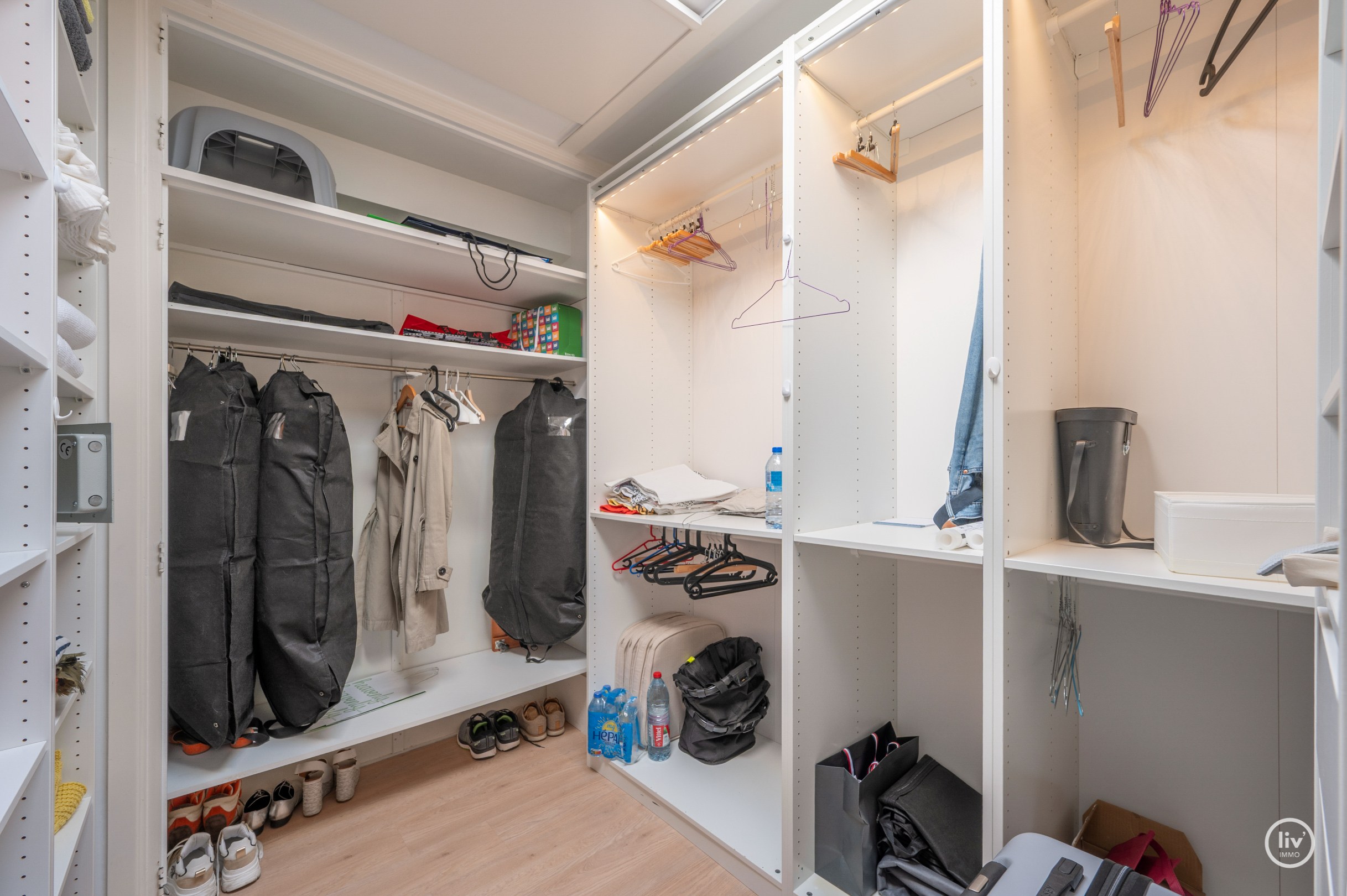 Lichtrijk dakappartement op wandelafstand van de zeedijk-Albertstrand met mogelijkheid tot aankoop van een inpandige garagebox (gelijkvloers). 
