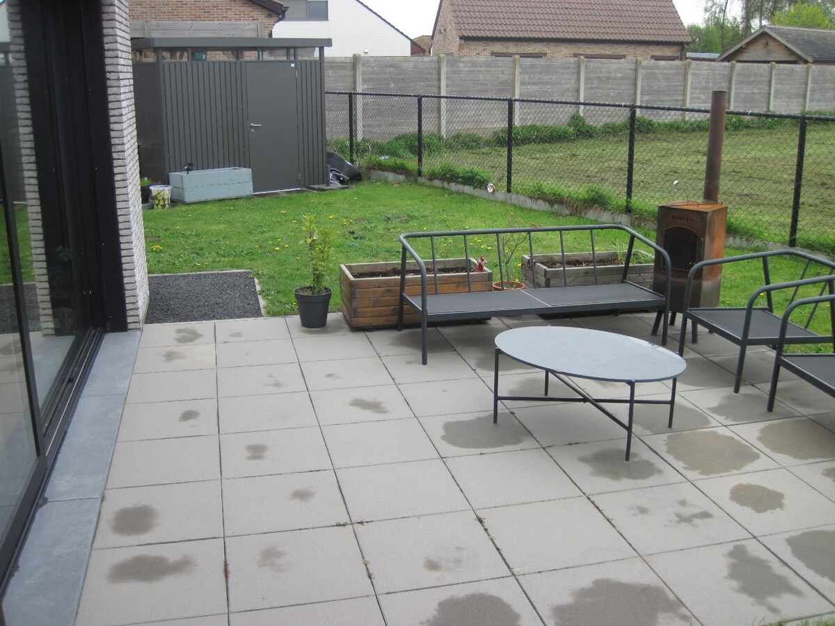 Eigentijdse Half Open Bebouwing met tuin en terras. 