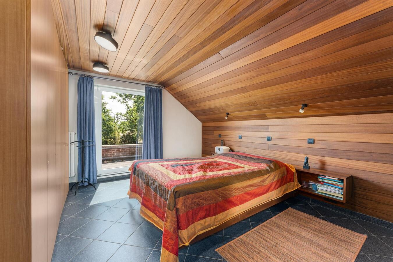 Zéér rustig gelegen woning met 5 slaapkamers en kantoorruimte te Kortemark 