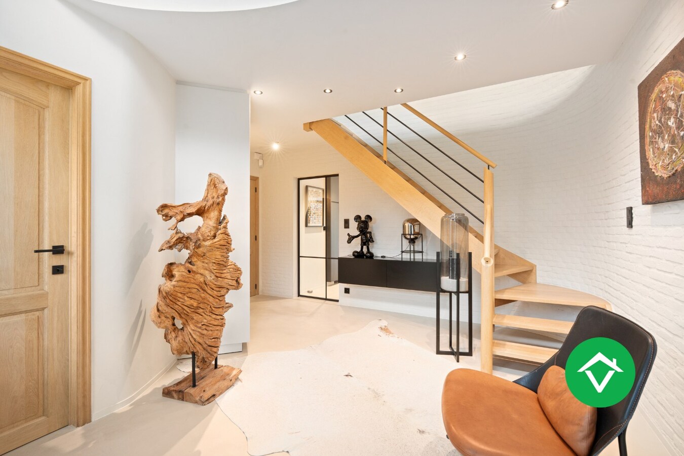 Stijlvolle alleenstaande villa met luxueus interieur en vier slaapkamers te Roeselare 