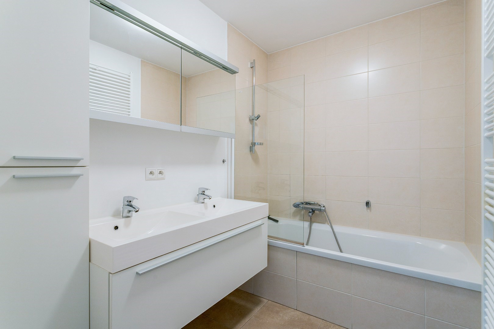 Modern, gelijkvloers appartement met 2 slpk, ondergrondse parking en tuin. 