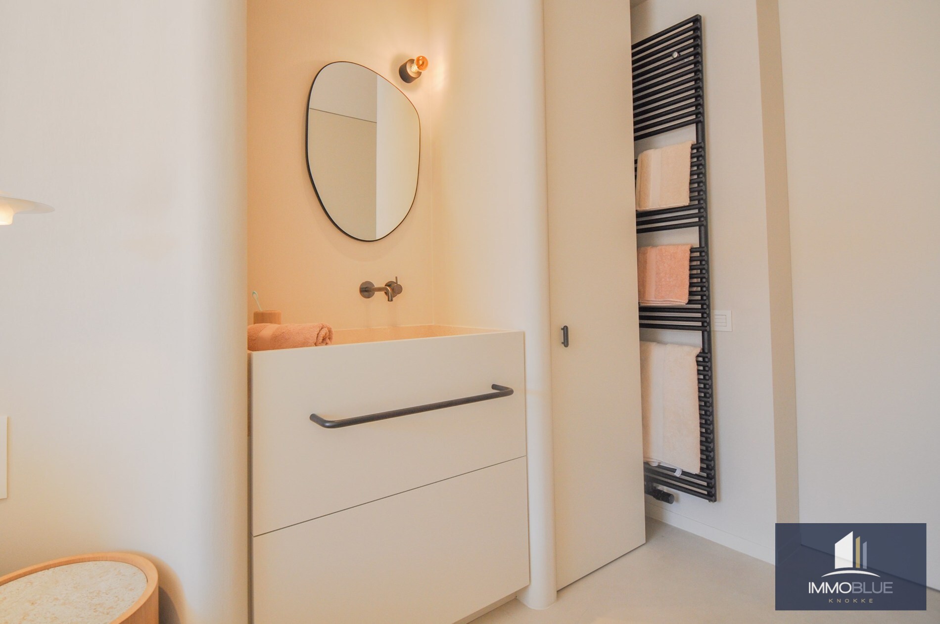 Volledig gerenoveerd hoek-appartement met een prachtig zicht op het Zegemeer. 