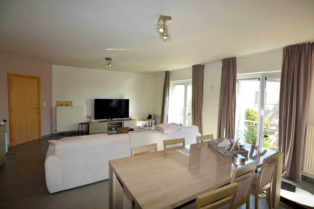 Appartement (104 m²) met 2 slpks, garage en kelderberging. 