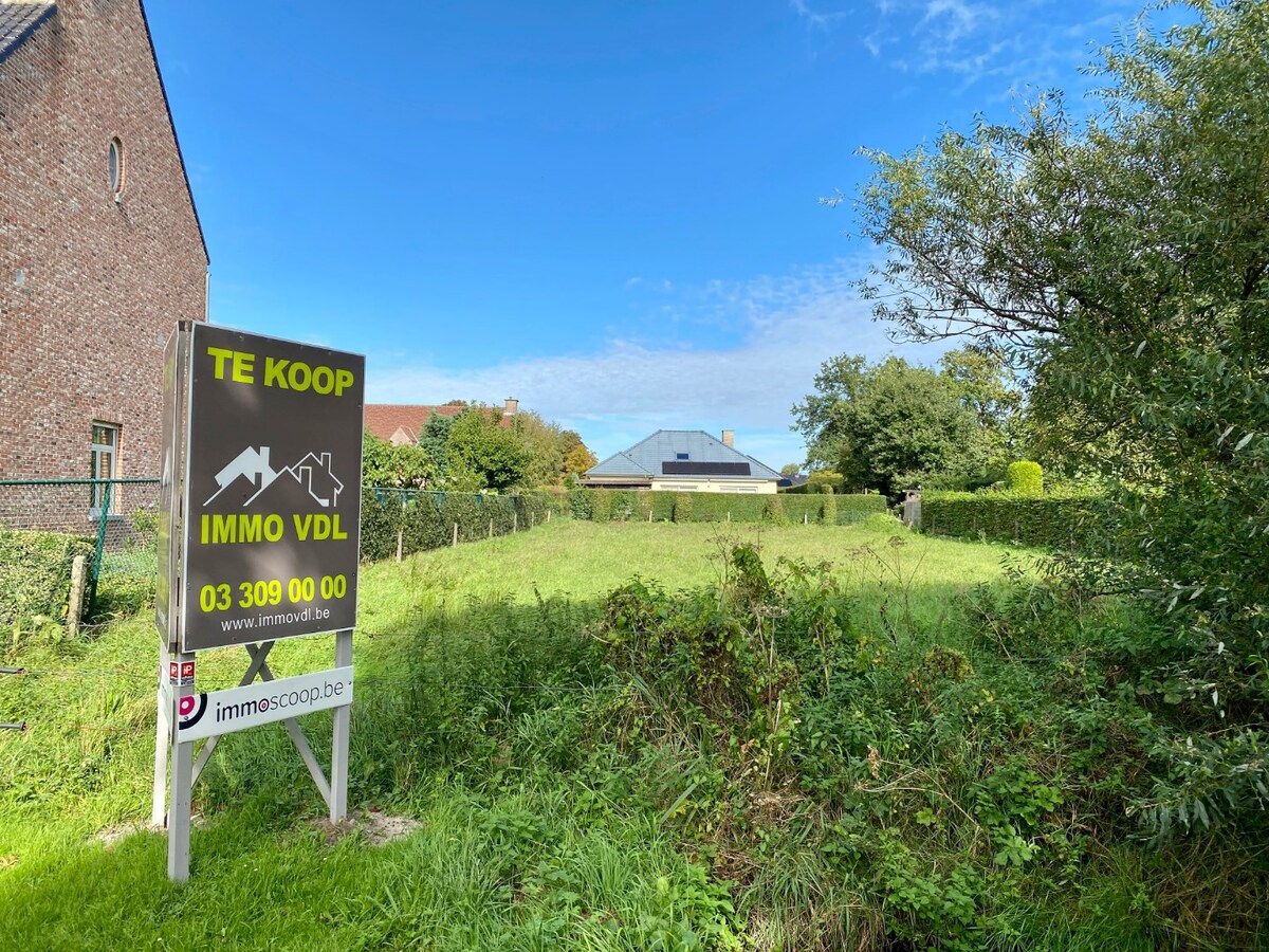 Bouwgrond van 898 m² in Bloemenwijk te Zoersel. 