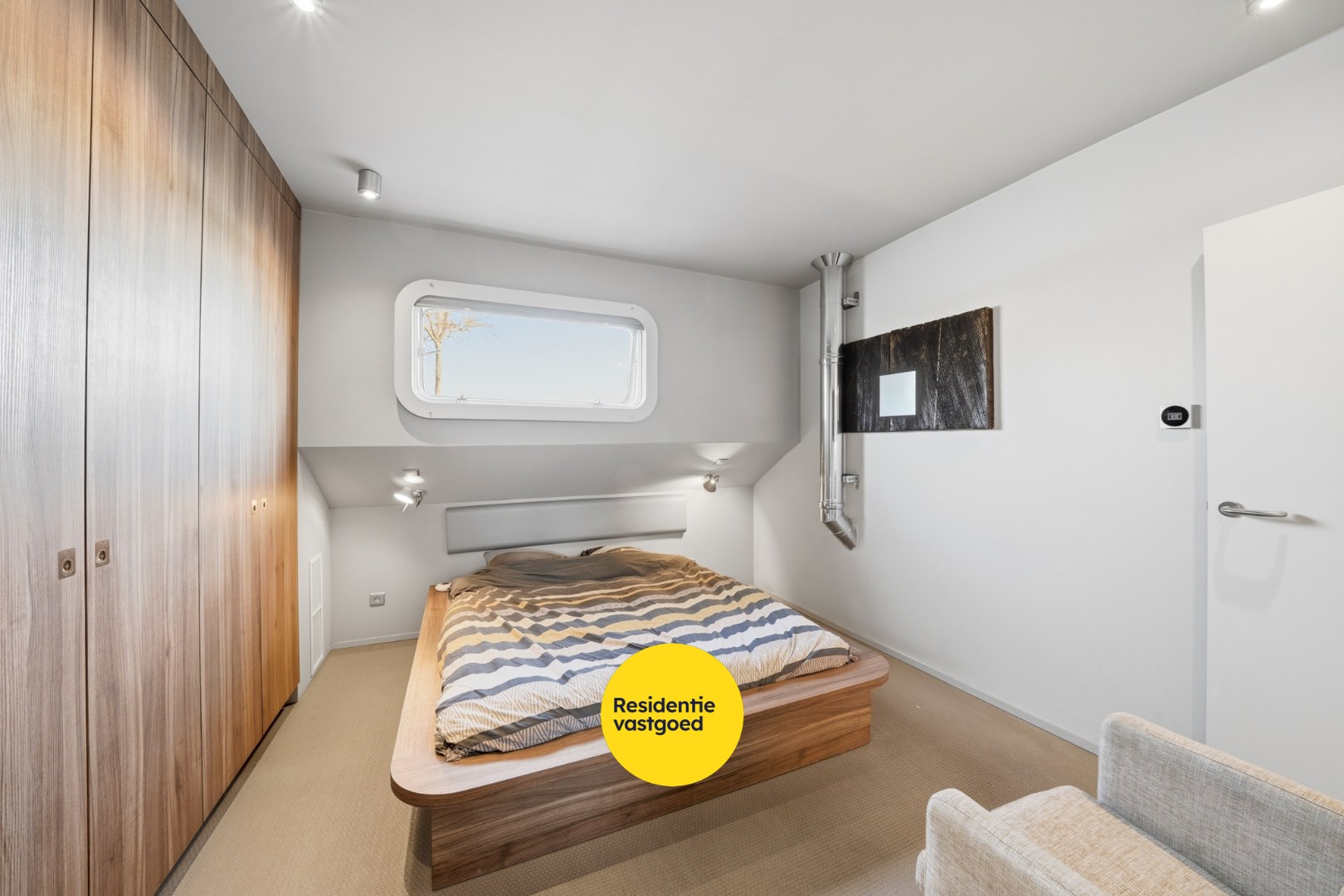 Unieke woonboot met B&amp;B en vergunde ligplaats in Plassendale 