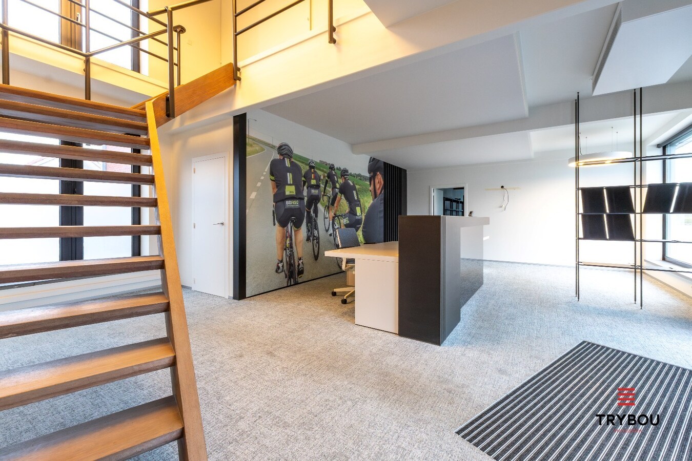 Groot kantoorgebouw op toplocatie te Ieper 