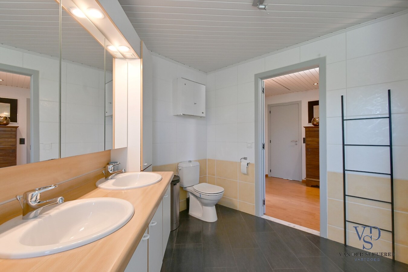 Tijdloze villa met zwembad in residentiële wijk 