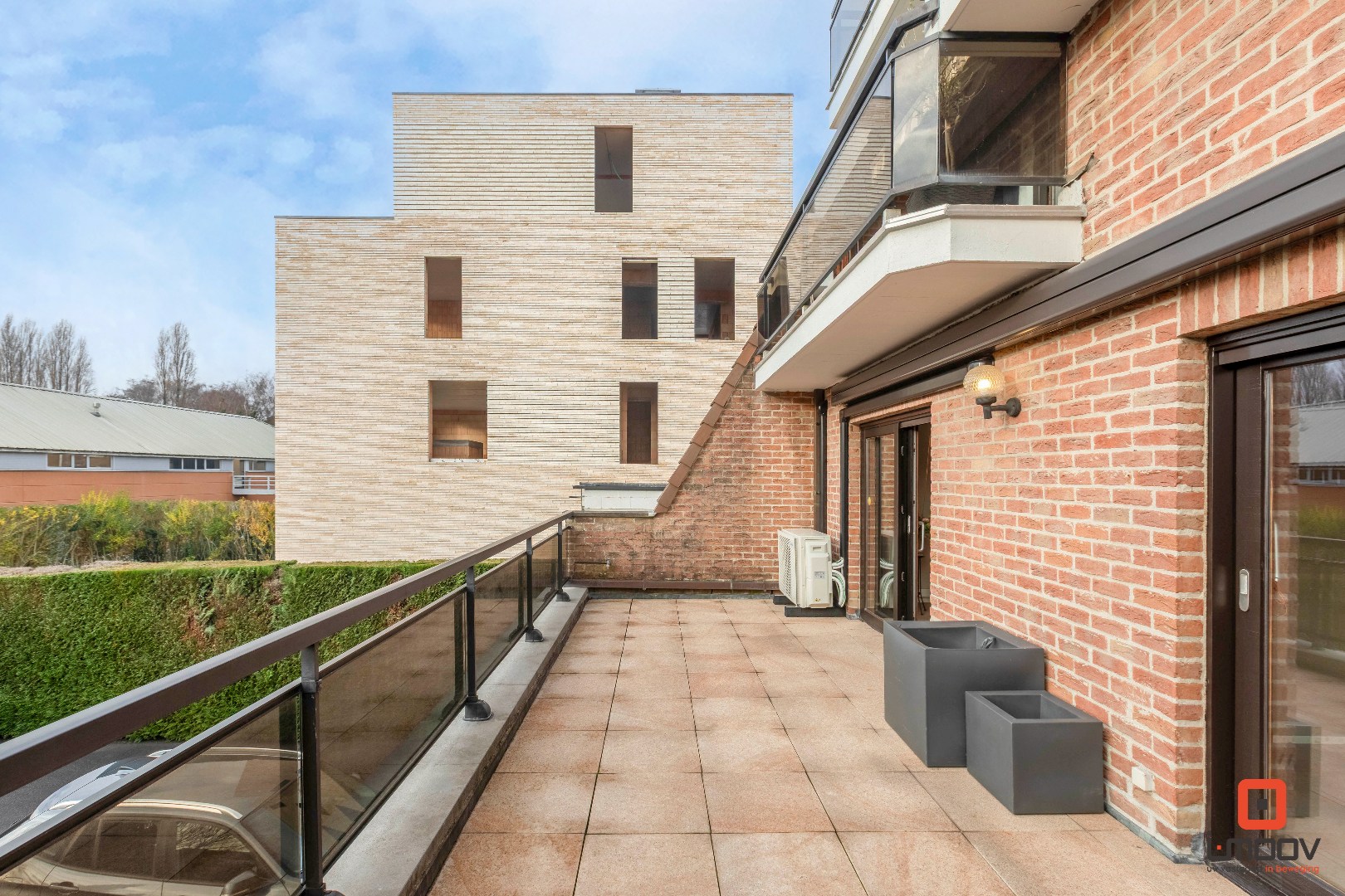 Instapklaar twee-slaapkamerappartement met zonnig terras op sterke locatie in Gentbrugge 
