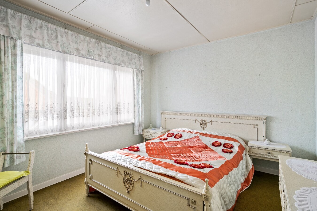 Halfopen woning met drie ruime slaapkamers en garage. 