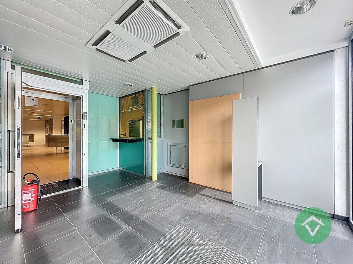 Commerciële toplocatie in Vleteren met burelen, vergaderruimtes en parking 