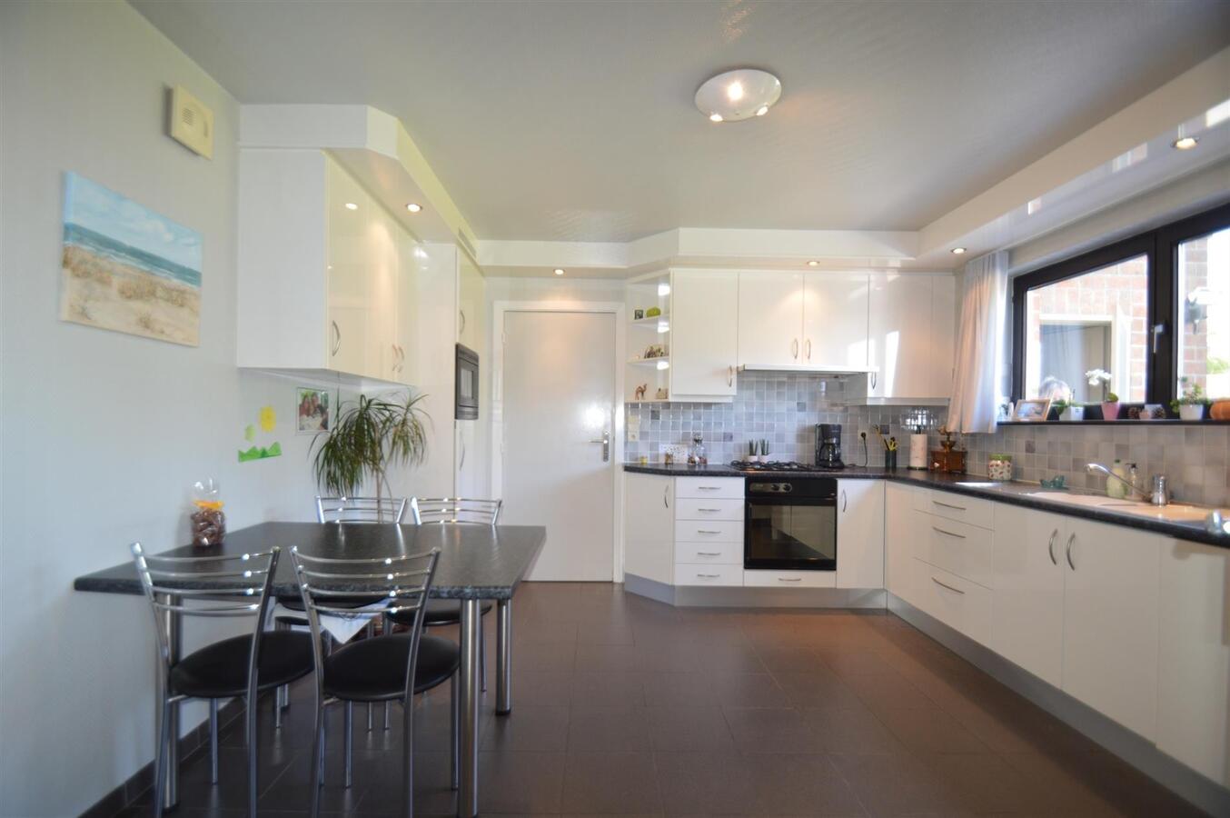 Gezinswoning met grote tuin, oprit &amp; garage - Ramskapelle 