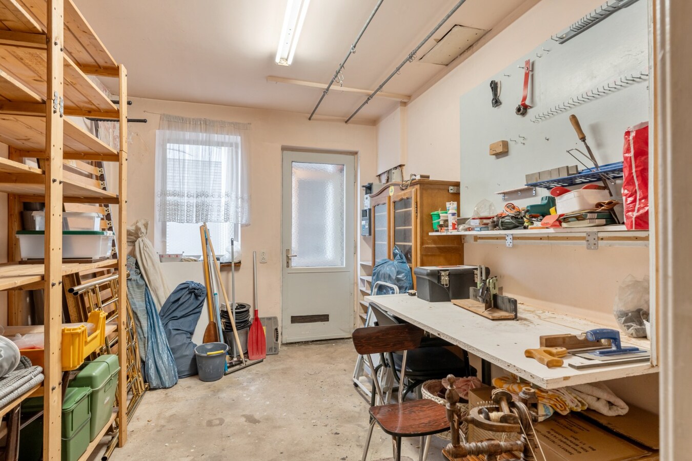 Centraal gelegen gebouw bestaande uit een handelspand op het gelijkvloers en een bovenliggend duplex-appartement! 