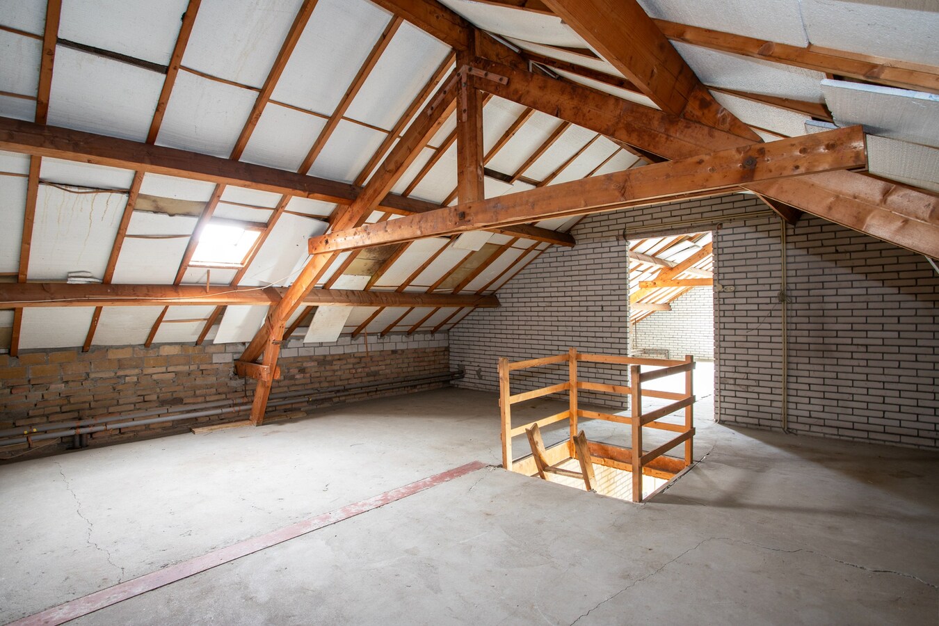 Vrijstaande levensloopbestendige semibungalow met schitterend uitzicht en royale tuin in Hoogeloon. 