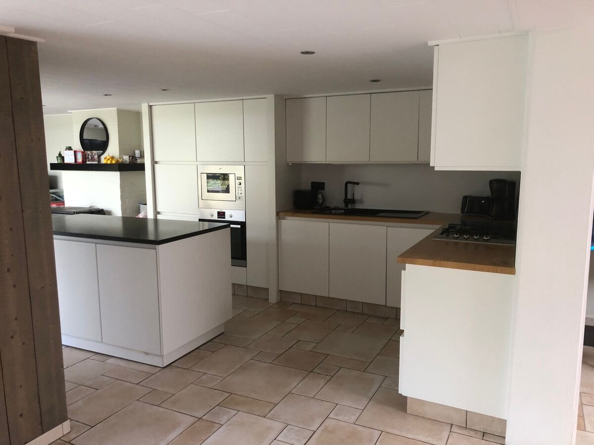 Alleenstaande woning met 5 slaapkamers en diepe tuin te Zarren 